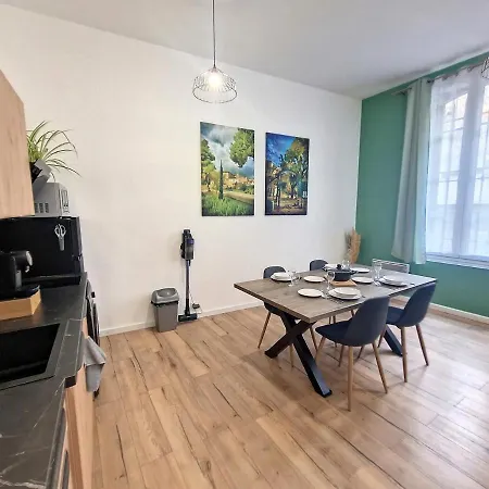 Nimes: L'auguste Centre-ville. * Nîmes