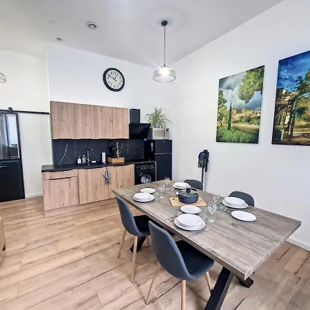 Nimes: L'auguste Centre-ville. Nîmes