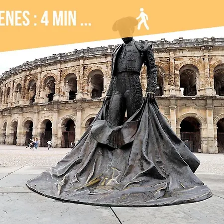 Nimes: L'auguste Centre-ville. * Nîmes