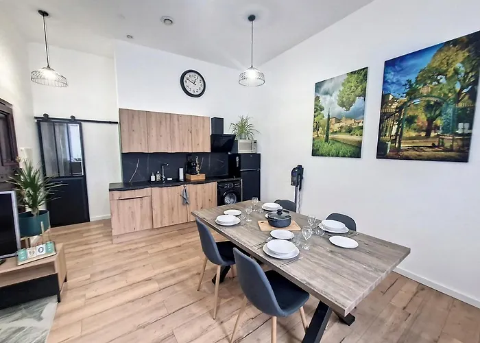 Nimes: L'auguste Centre-ville. Νιμ